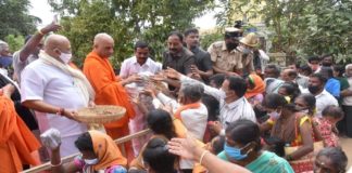 ಚಿಕ್ಕಬಳ್ಳಾಪುರ ಶ್ರೀ ವೀರಾಂಜನೇಯ ಸ್ವಾಮಿ ದೇವಾಲಯದ ಆವರಣದಲ್ಲಿ ಕಡಲೆಕಾಯಿ ಪರಿಷೆ