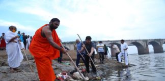 ಸ್ವಾಮಿ ವಿವೇಕಾನಂದರ ಜಯಂತಿ ಹಿನ್ನೆಲೆಯಲ್ಲಿ ತುಂಗಭದ್ರಾ ನದಿ ತಟದಲ್ಲಿ ಸ್ವಚ್ಛತಾ ಕಾರ್ಯ, ಶ್ವಾಸಗುರು ನೇತೃತ್ವ