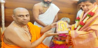 ಇಂದು ಮಂತ್ರಾಲಯ ಶ್ರೀಗಳಿಂದ ಆಶೀರ್ವಾದ ಪಡೆದ ಆರ್.ಶಂಕರ್ ಹಾಗೂ ಕಮಲ್ಪಂಥ್