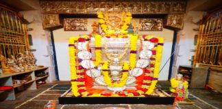 ಶ್ರೀರಾಘವೇಂದ್ರ ಸ್ವಾಮಿಗಳವರ ಬೃಂದಾವನಕ್ಕೆ ಅಭಿಷೇಕ, ವಿಶೇಷ ಅಲಂಕಾರ